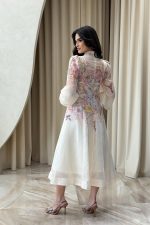 Φόρεμα midi με floral σχέδιο και ζώνη εκρού - Image 4