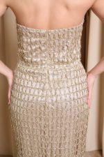 Φόρεμα maxi στράπλες με δίχτυ και τρισδιάστατο γκλίτερ χρυσό - Image 7