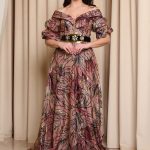 Φόρεμα maxi off shoulder με χρυσές λεπτομέρειες σάπιο μήλο