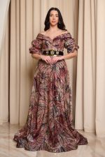 Φόρεμα maxi off shoulder με χρυσές λεπτομέρειες σάπιο μήλο