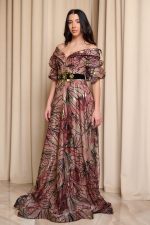 Φόρεμα maxi off shoulder με χρυσές λεπτομέρειες σάπιο μήλο - Image 3