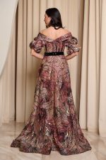 Φόρεμα maxi off shoulder με χρυσές λεπτομέρειες σάπιο μήλο - Image 4