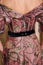 Φόρεμα maxi off shoulder με χρυσές λεπτομέρειες σάπιο μήλο - Image 6