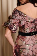 Φόρεμα maxi off shoulder με χρυσές λεπτομέρειες σάπιο μήλο - Image 7