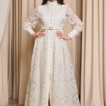 Φόρεμα maxi με δαντέλα και ζώνη μπεζ