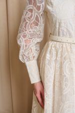 Φόρεμα maxi με δαντέλα και ζώνη μπεζ - Image 7