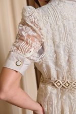 Φόρεμα midi με δαντέλα και boho ζώνη μπεζ - Image 6