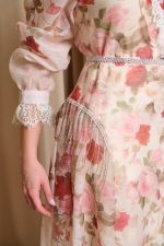 Φόρεμα maxi floral με λεπτομέρεια στρας μπεζ - Image 7