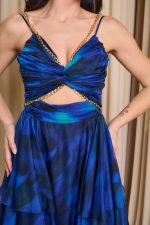 Φόρεμα maxi με βολάν και λεπτομέρεια αλυσίδα μπλε - Image 6