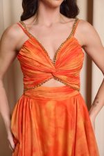 Φόρεμα maxi με βολάν και λεπτομέρεια αλυσίδα πορτοκαλί - Image 6