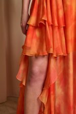 Φόρεμα maxi με βολάν και λεπτομέρεια αλυσίδα πορτοκαλί - Image 8