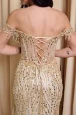 Φόρεμα maxi off shoulder με παγιέτες και χάντρες χρυσό - Image 6