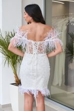Φόρεμα mini off shoulder με παγιέτες και feathers άσπρο - Image 4