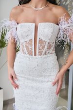 Φόρεμα mini off shoulder με παγιέτες και feathers άσπρο - Image 5