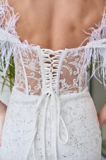 Φόρεμα mini off shoulder με παγιέτες και feathers άσπρο - Image 6
