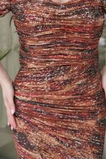 Φόρεμα maxi off shoulder με ντραπέ λεπτομέρειες και παγιέτες bronze - Image 6