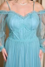 Φόρεμα maxi off shoulder με τούλι τιρκουάζ - Image 6