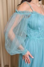 Φόρεμα maxi off shoulder με τούλι τιρκουάζ - Image 7