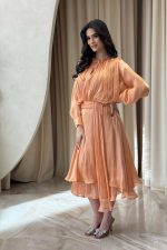 Φόρεμα midi σατινέ πορτοκαλί - Image 3