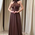 Φόρεμα maxi σατέν εξώπλατο καφέ