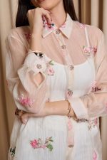 Πουκάμισο see through με 3D λουλούδια και στρας μπεζ - Image 6