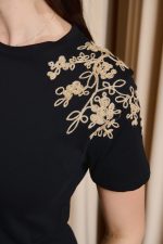 Μπλούζα κοντομάνικη με κεντήματα στους ώμους μαύρη - Image 7