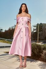 Φόρεμα midi off shoulder με διακοσμητικές πέτρες baby pink - Image 2