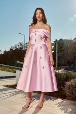 Φόρεμα midi off shoulder με διακοσμητικές πέτρες baby pink - Image 3