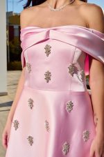 Φόρεμα midi off shoulder με διακοσμητικές πέτρες baby pink - Image 5