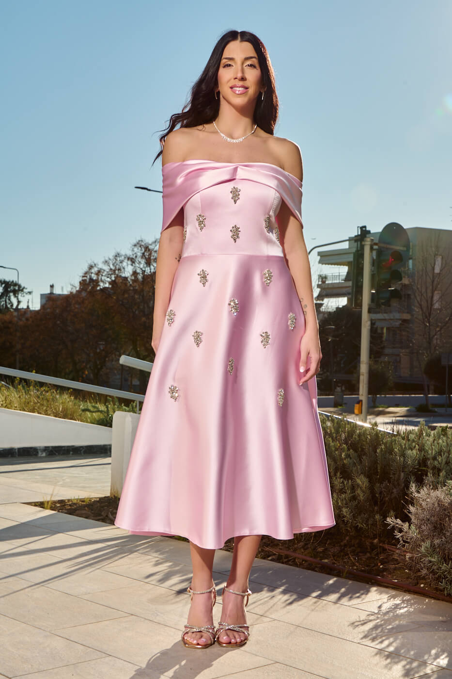 Φόρεμα midi off shoulder με διακοσμητικές πέτρες baby pink