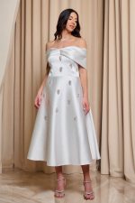 Φόρεμα midi off shoulder με διακοσμητικές πέτρες άσπρο - Image 2