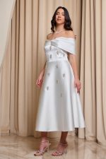 Φόρεμα midi off shoulder με διακοσμητικές πέτρες άσπρο - Image 4