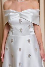 Φόρεμα midi off shoulder με διακοσμητικές πέτρες άσπρο - Image 6