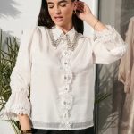 Μπλούζα σατέν με διακοσμημένο πέτο γιακά άσπρη