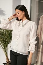 Μπλούζα σατέν με διακοσμημένο πέτο γιακά άσπρη - Image 4