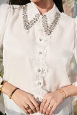 Μπλούζα σατέν με διακοσμημένο πέτο γιακά άσπρη - Image 7