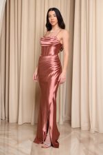 Φόρεμα maxi σατέν με ντραπέ μπούστο και κορσέ σάπιο μήλο - Image 4