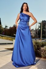 Φόρεμα maxi one shoulder σατέν με λεπτομέρεια στρας μπλε ρουά - Image 2