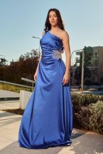 Φόρεμα maxi one shoulder σατέν με λεπτομέρεια στρας μπλε ρουά - Image 3