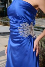 Φόρεμα maxi one shoulder σατέν με λεπτομέρεια στρας μπλε ρουά - Image 6