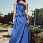 Φόρεμα maxi one shoulder σατέν με λεπτομέρεια στρας μπλε ρουά