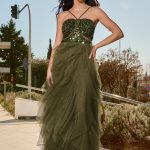 Διαθέτει halter κόψιμο στο λαιμό με λεπτές τιράντες.