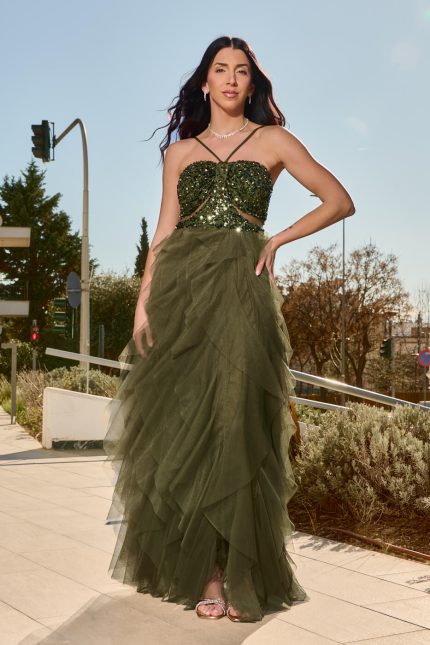 Διαθέτει halter κόψιμο στο λαιμό με λεπτές τιράντες.