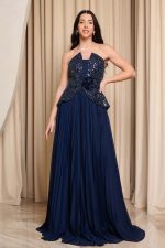 Φόρεμα maxi στράπλες πλισέ με 3D λουλούδι midnight blue - Image 2