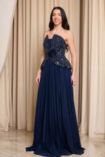 Φόρεμα maxi στράπλες πλισέ με 3D λουλούδι midnight blue - Image 3