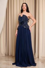 Φόρεμα maxi στράπλες πλισέ με 3D λουλούδι midnight blue - Image 4