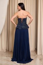 Φόρεμα maxi στράπλες πλισέ με 3D λουλούδι midnight blue - Image 5