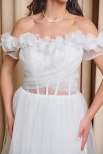 Φόρεμα maxi off shoulder με 3D λουλούδια και τούλι άσπρο - Image 6