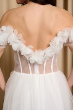 Φόρεμα maxi off shoulder με 3D λουλούδια και τούλι άσπρο - Image 8