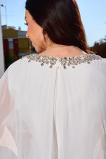 Φόρεμα maxi με διακοσμητικές πέτρες και μπέρτα άσπρο - Image 7